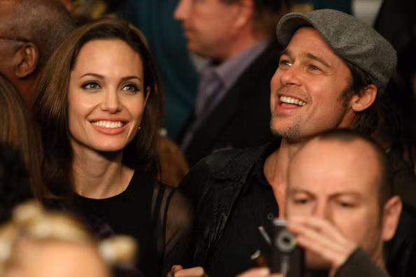 Angelina Jolie và Brad Pitt rạng ngời khi cùng nhau tới xem một trận quyền anh hồi tháng 12/2007 ở Las Vegas.