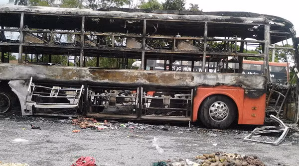 Chiếc xe khách giường nằm cháy rụi sau khi phát hỏa rạng sáng 4/8 - Ảnh: Quốc Nam