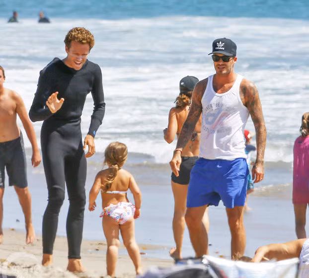 Mặc dù đã lớn, nhưng mỗi khi ra ngoài là Harper lại được bố bế ẵm trên tay, cưng nựng.