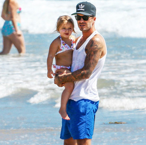 Là con gái duy nhất trong nhà nên ngay từ lúc mới sinh, Harper đã được mẹ cho ăn diện ngất trời và quần áo, giày dép của cô bé luôn là hàng thiết kế hoặc hàng hiệu.