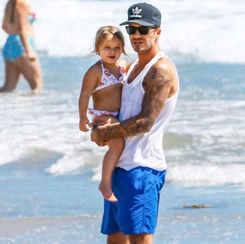 Là con gái duy nhất trong nhà nên ngay từ lúc mới sinh, Harper đã được mẹ cho ăn diện ngất trời và quần áo, giày dép của cô bé luôn là hàng thiết kế hoặc hàng hiệu.