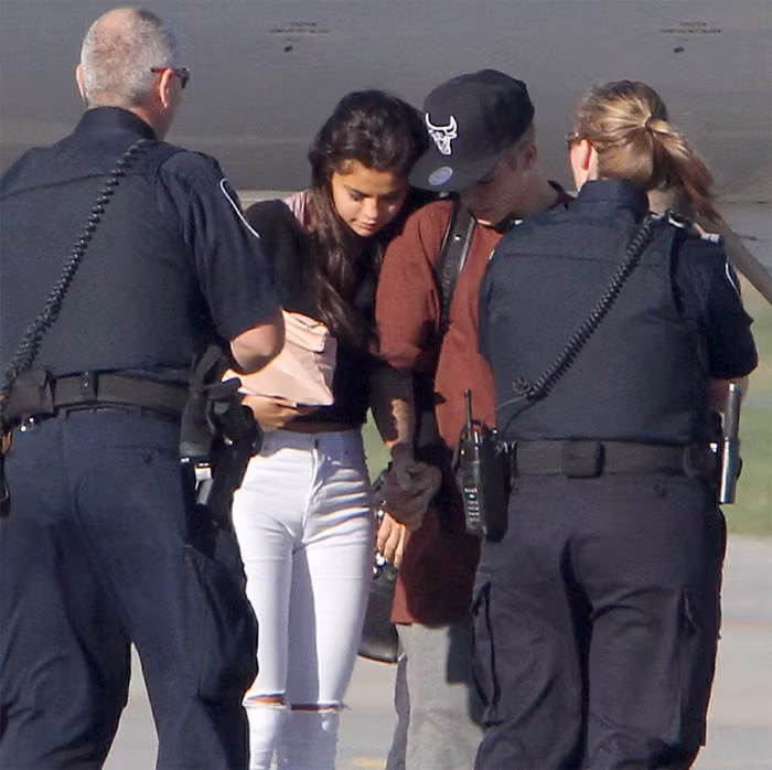 Gomez e ấp nép vào người Justin.