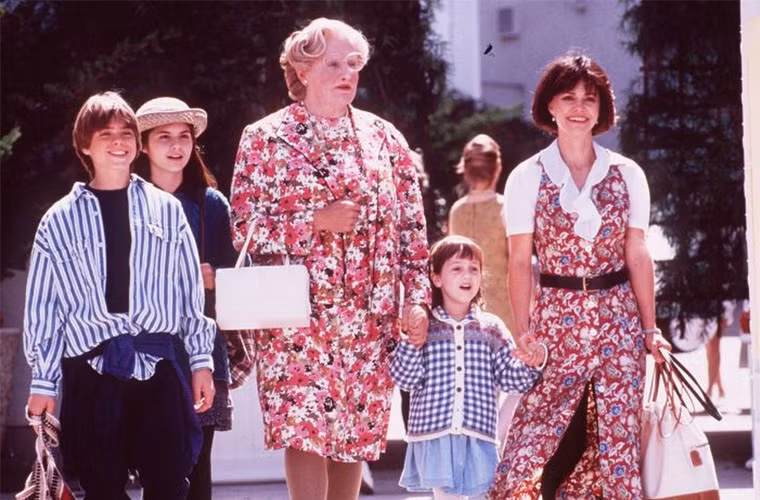 Vai Daniel Hillard trong phim "Mrs. Doubtfire in Mrs. Doubtfire" (Bảo mẫu giả danh). Williams vào vai một người đàn ông sẵn sàng làm bất cứ điều gì vì gia đình mình kể cả việc giả dạng vú em để mong kéo được vợ mình ra khỏi tay một anh chàng đẹp trai do Pierce Brosnan thủ vai.