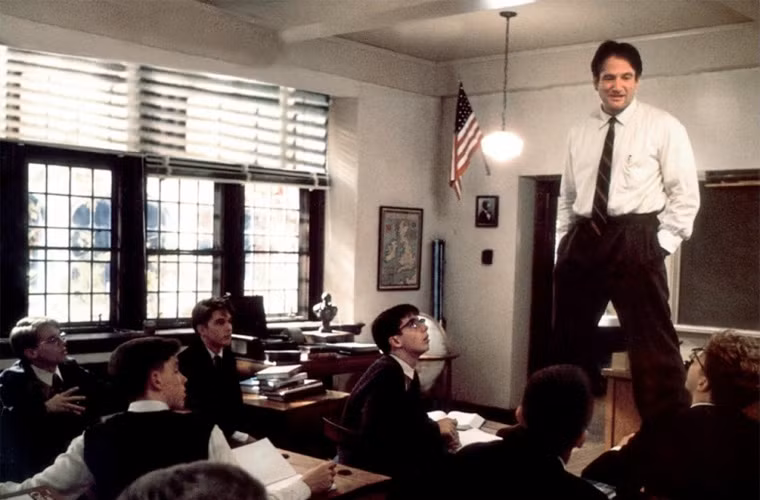 John đã gây ấn tượng với học sinh ngay buổi học đầu tiên rằng người giáo viên cũng giống vai trò một thuyền trưởng và do đó học sinh có thể gọi anh là “thuyền trưởng” nếu thích. Cách dạy của John khiến học trò cảm thấy từng bài văn, bài thơ đều đem đến một giá trị nào đó về cuộc sống. Lũ trẻ dần cảm thấy yêu văn thơ. Chúng bí mật thành lập lại một câu lạc bộ văn học có tên Dead Poets Society.