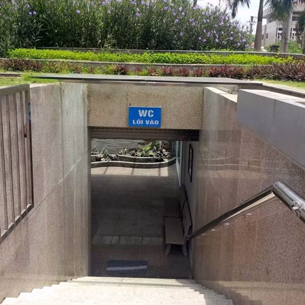 Giám đốc Bảo tàng Văn hóa các dân tộc Việt Nam cho rằng suất đầu tư 9,4 tỷ đồng cho nhà vệ sinh công cộng là không đắt, vì đáp ứng việc phục vụ khoảng 150.000 lượt khách tham quan bảo tàng/năm, trong đó có khoảng 3.000 lượt khách nước ngoài.