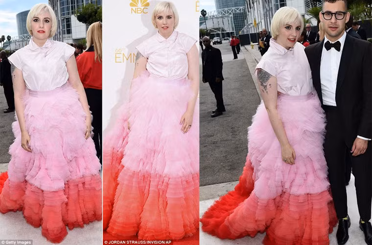 Nữ diễn viên Mỹ Lena Dunham gây chú ý khi mặc chiếc váy hồng bồng bềnh kết hợp với áo sơ mi lụa hiệu Giambattista Valli cực kỳ khó hiểu.