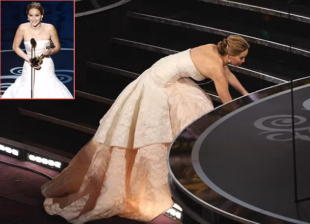 Năm 2013, quá xúc động khi được xướng tên giải Nữ diễn viên chính xuất sắc Oscar, Jennifer Lawrence cũng vội vàng vấp ngã khi bước lên cầu thang sân khấu.