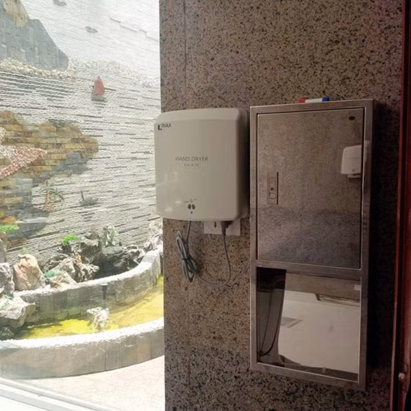 Bà Nguyễn Thị Ngân – Giám đốc Bảo tàng Văn hóa các dân tộc Việt Nam cho biết trang thiết bị của nhà vệ sinh công cộng “hiện đại nhất khu vực Việt Bắc” đều không phải đồ ngoại nhập.