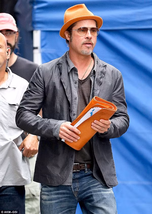 Sau đám cưới, Brad lại vội vàng trở lại công việc với kịch bản phim trên tay. Ngón tay nam tài tử 50 tuổi lấp lánh chiếc nhẫn cưới.