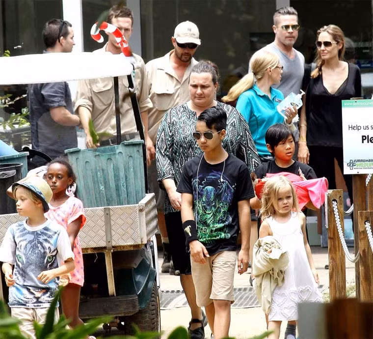 Sáu đứa con của Brad và Angie bị chê là vệ sinh rất kém. Dù nghiện ăn kẹo nhưng chúng lại không chịu nghe lời bố mẹ đánh răng hàng ngày. Thậm chí có hôm chúng còn trốn cả tắm và chỉ tắm khi nào chúng thích. Nhưng điều này cũng hợp logic bởi Brad Pitt bị liệt vào danh sách những ngôi sao ăn ở bẩn nhất Hollywood.