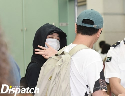 Trong khi Kim tươi cười, thì Thang Duy bịt kín mít và cố tình tránh né ống kính phóng viên.