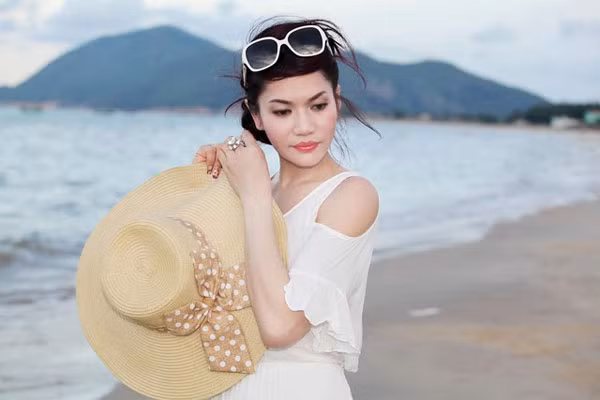 Chị Liễu bắt đầu tạo dáng.