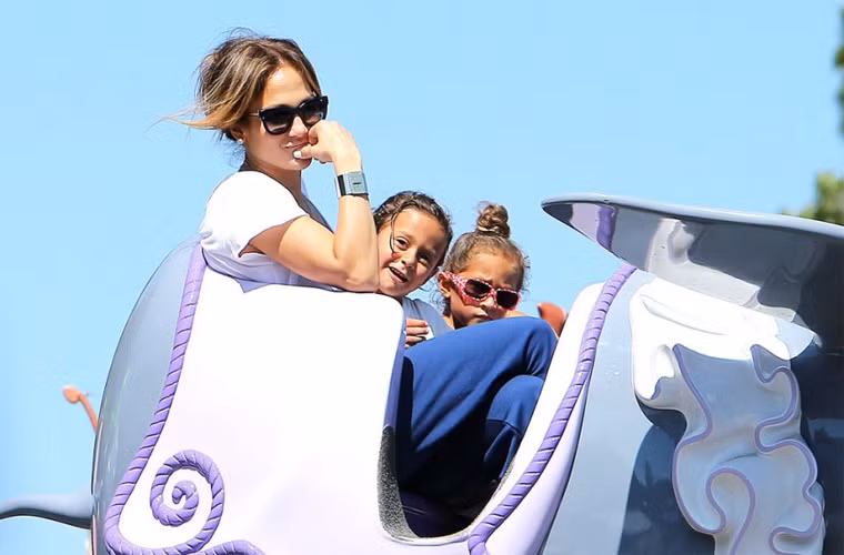 Hai bé sinh đôi Emme và Max Anthony, con trai của ngôi sao ca nhạc Jennifer Lopez và Marc Anthony được bố mẹ tổ chức bữa tiệc chào mừng ngày hai bé chào đời “Chào đón tới thế giới” trị giá 200.000 USD. Hôm đó hai bé được mặc hai bộ quần áo thiết kế, rồi còn được tặng hai cái lúc lắc bằng kim cương và khách dự sinh nhật toàn là các ngôi sao thế giới như Elton John, David – Victoria Beckham, Eva Longoria.