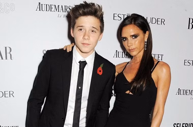 Khi cậu con trai cả nhà Beck-Vic tròn 6 tuổi vào năm 2005, hai vợ chồng ngôi sao này đã bỏ ra gần 200.000 USD để mua nhà đồ chơi tặng con. Ngôi nhà đồ chơi bằng gạch cao gần 5m được dựng trong nhà cũ của Beck-Vic, Cung điện Bekhingham.