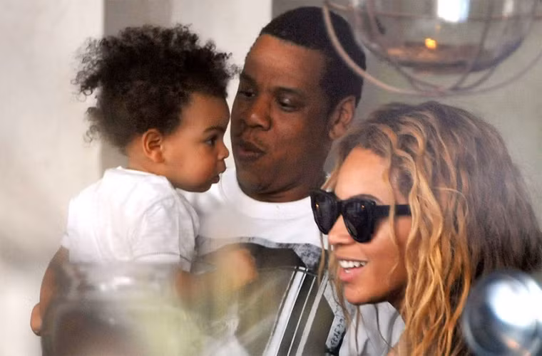 Cô con gái rượu Blue Ivy nhà Beyonce và Jay-Z nhận được một chú ngựa nhỏ giống Arab làm quà sinh nhật lên 2 và trị giá của con ngựa này là 75.000 USD.