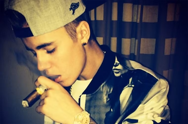 Justin Bieber từng nhiều lần bị chộp cảnh hút ma túy với bạn bè và nam ca sĩ người Canada được cho là tiêu khá nhiều cho thú chơi vô bổ này. Theo Daily Mail, mỗi tháng, nam ca sĩ 20 tuổi bỏ ra 32.000 USD (gần 700 triệu đồng) để mua Xanax, Ambien, những loại ma túy tổng hợp. Ngoài tiền mua ma túy, mỗi tháng Justin còn tốn 1 triệu USD cho các buổi tiệc tùng, kỳ nghỉ xa hoa.