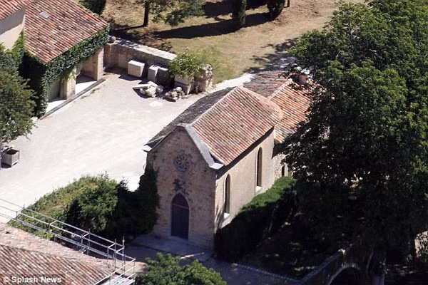 Nhà thờ nhỏ trong lâu đài, nơi Brad Pitt và Angelina Jolie trao lời thề nguyền.