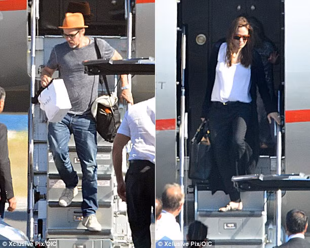 Brad-Angie đáp máy bay xuống Nine, Pháp hôm 23/8, cùng ngày đám cưới của họ.