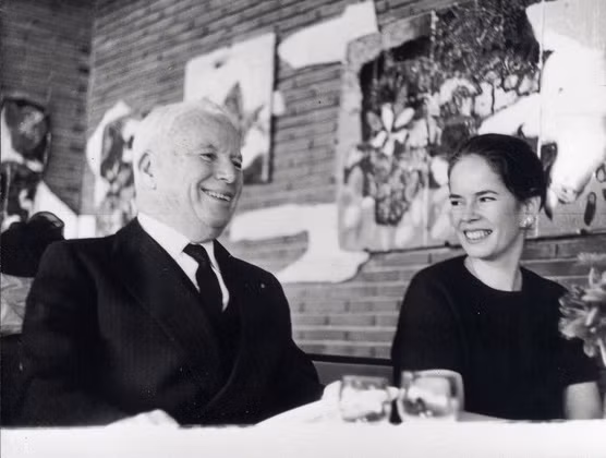 Khi Charlie Caplin kết hôn lần thứ 4 với Oona O’Neill, một cô gái vừa tốt nghiệp cấp 3, vào tháng 6/1943, ông mới tìm thấy hạnh phúc đích thực của đời mình. Hai vợ chồng rất tâm đầu ý hợp dù khoảng cách tuổi tác của họ lúc đấy thật xa vời – 35 tuổi. Lúc thành thân lần thứ 4, Charlie đã 53 trong khi vợ ông, Oona mới 18.