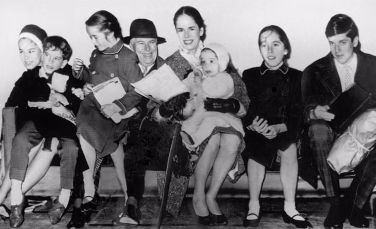 Charlie Chaplin và Oona O’Neill có với nhau tám con chung. Cả gia đình sống với nhau ở Thụy Sĩ. Năm 1977, khi Charlie qua đời năm ông 88 tuổi, bà Oona sống ẩn dật và không nguôi thương nhớ chồng. Bà qua đời vào năm 199, thọ 66 tuổi.