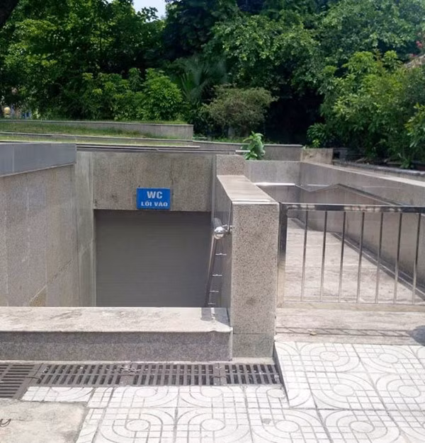 Lối vào phía sau của nhà vệ sinh tiền tỷ thường đóng cửa, nhân viên trông giữ chỉ mở cửa phía trước trong giờ làm việc.