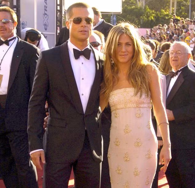 Tháng 9/2004, Brad vẫn dắt tay Jennifer Aniston tới dự lễ trao giải Emmy dù tin đồn cuộc hôn nhân của họ chuẩn bị tới hồi kết đang râm ran. Tháng 1/2005, hai người tuyên bố chia tay.