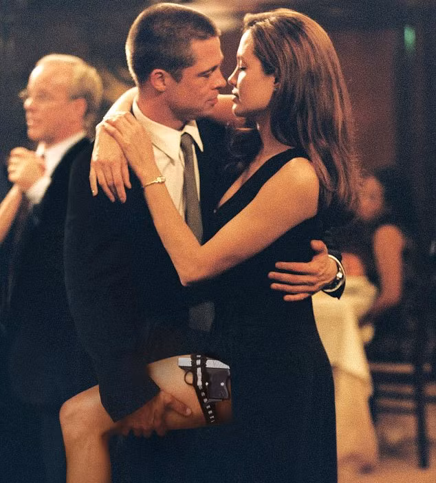 Brad Pitt và Angelina Jolie gặp nhau trên phim trường "Mr & Mrs Smith" năm 2004 và ngay lập tức bị trúng tiếng sét ái tình dù lúc đó Brad đang là chồng của nữ diễn viên Jennifer Aniston.