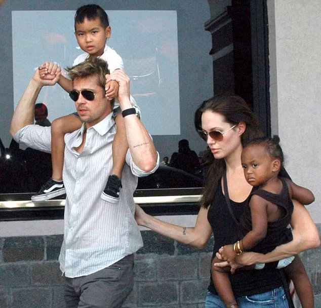 Năm 2006, Brad đệ đơn xin hai con nuôi Zahara và Maddox trong khi Angelina đang mang thai đứa con đầu lòng của họ.