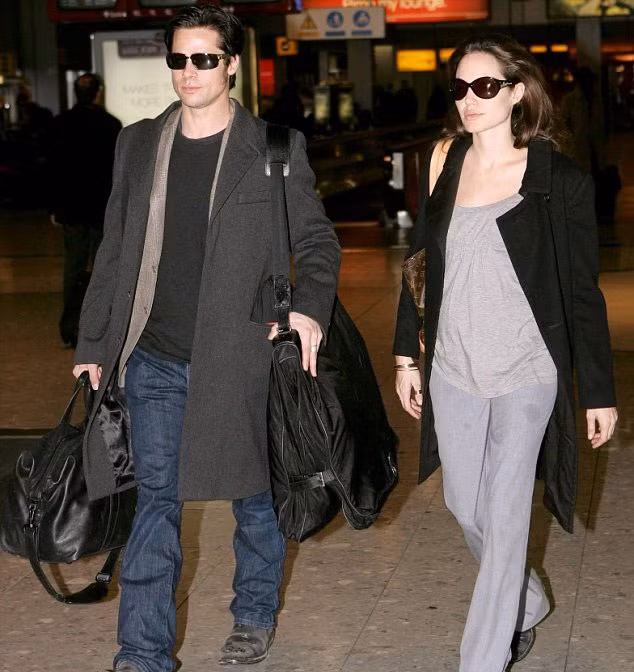 Tháng 1/2006, Angelina tuyên bố cô đang mang thai đứa con đầu lòng với Brad.