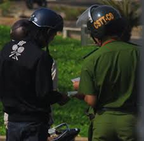 Một số chiến sĩ của Trung đoàn cảnh sát cơ động Đông Nam bộ phát hiện thi thể của Thượng sĩ Tùng nằm bên lề đường. Ảnh minh họa