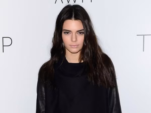 Kendall Jenner thừa nhận danh tiếng của cô có được nhờ show truyền hình đình đám của gia đình "Keeping Up With The Kardashian" không hề giúp cô trong nghề mẫu mà ngược lại là một trở lực. “Tôi đã phải lao động chăm chỉ hơn những người mẫu khác để chứng minh cho mọi người thấy khả năng của mình và coi tôi là một người mẫu chứ không chỉ là một ngôi sao truyền hình thực tế”.