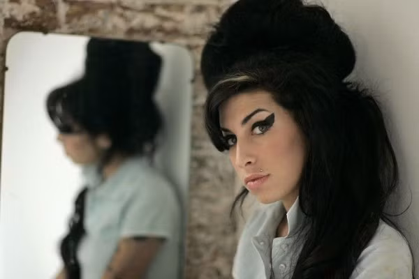 Năm 2007, cố ca sĩ nổi tiếng Anh quốc Amy Winehouse chia sẻ trên tạp chí Rolling Stone: “Tôi bị trầm cảm và bạn biết không rất nhiều người bị như tôi”. Amy đã qua đời năm 2011 vì ngộ độc rượu.