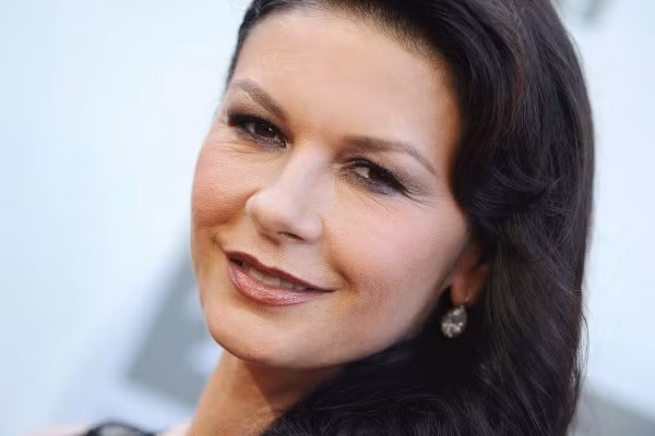Tháng 4/2011, Catherine Zeta-Jones tâm sự về chứng rối loạn lưỡng cực. Đó là bệnh có 2 biểu chứng xuât hiện cùng lúc ở người bệnh: một là trầm cảm hai là hưng cảm. Đây là hậu quả của một thời gian dài mệt mỏi, căng thẳng khi cô chăm chồng, nam diễn viên Michael Douglas bị bệnh ung thư vòm họng.