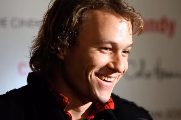 Nhiều đồn đoán sau cái chết của nam diễn viên người Australia Heath Ledger vào năm 2008 là do uống thuốc kê đơn quá liều. Nhưng trong nhiều cuộc phỏng vấn trước đó, Heath chỉ nói về chứng mất ngủ của mình. Năm 2007, anh tâm sự: “Tuần trước tôi chỉ ngủ được trung bình 2 tiếng/ngày. Đầu óc tôi không ngừng suy nghĩ. Cơ thể kiệt quệ, nhưng tâm trí thì cứ nghĩ ngợi”. Nhiều người cho rằng Ledger đã bị trầm cảm từ lâu.