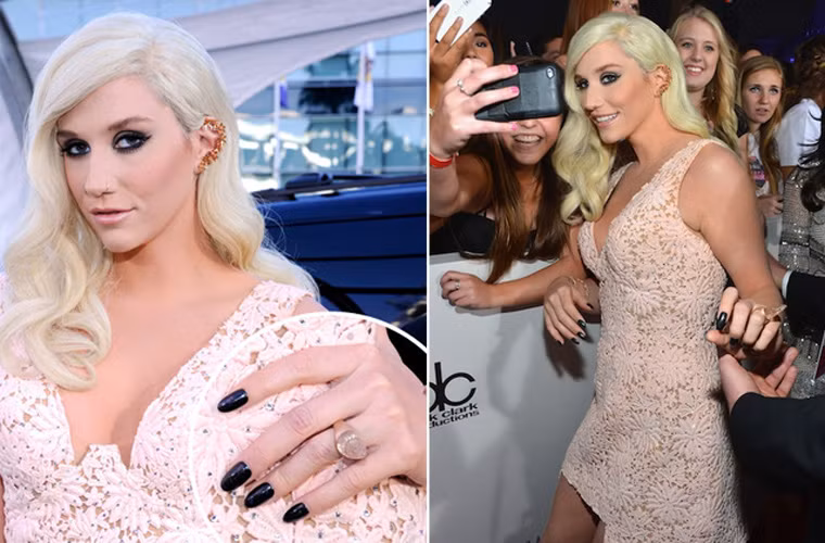 Ke$ha bỏ ra 1.000 USD (21 triệu đồng) để có bộ móng tay như ý với nước sơn móng có pha 4 carat kim cương để chuẩn bị dự lễ trao giải AMA 2012.