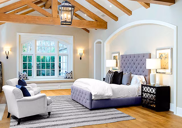 Phòng ngủ chính của hai vợ chồng rất rộng rãi, thoáng mát.