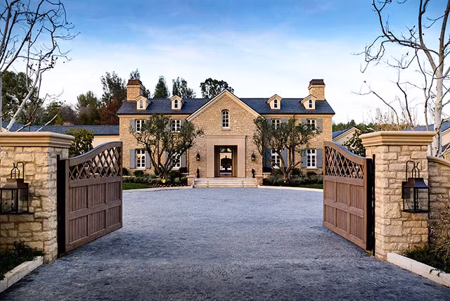 Biệt thự mới của vợ chồng Kim và Kanye West nằm trong một khu biệt lập ở Hidden Hills, California. Căn nhà rộng gần 5.000 m2, với 8 phòng ngủ, 10 phòng tắm, hai bể bơi, chưa kể một khu nhà riêng dành cho khách. Kim còn dành riêng hơn 300 m2 nhà để làm rạp chiếu phim tại gia.