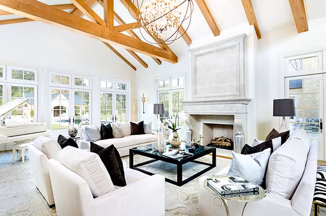 Căn biệt thự có rất nhiều không gian dành cho phòng khách để có thể tiếp được đại gia đình nhà Kim mỗi khi tới chơi.