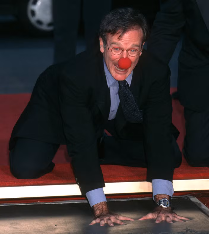 Sau hai thập kỷ từ năm 1970 đến cuối năm 1980 vật vã với thói nghiện ma túy, Robin Williams đã thức tỉnh khi người bạn thân John Belushi chết vì dùng ma túy quá liều.