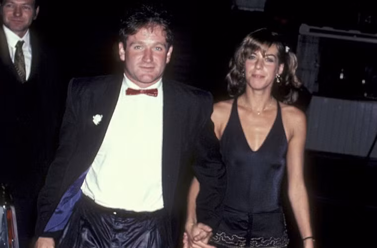 Cuộc sống tình cảm riêng tư của ngôi sao "Good Will Hunting" cũng đầy thăng trầm với rất nhiều mối tình dữ dội. Trong khi đang là chồng của nữ diễn viên Valerie Velardi, ông lại có mối tình vụng trộm với một cô hầu bàn quán bar, Michelle Carter. (Ảnh Robin Williams và người vợ đầu, Valerie).