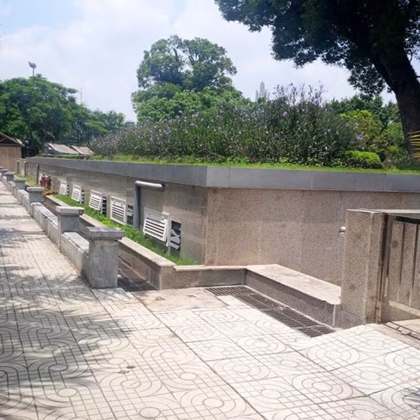 Nhà vệ sinh được xây dựng nổi 1,2m trên mặt đất và phần chìm là 4m, thuộc Dự án khu trưng bày ngoài trời của Bảo tàng Văn hóa các dân tộc Việt Nam.