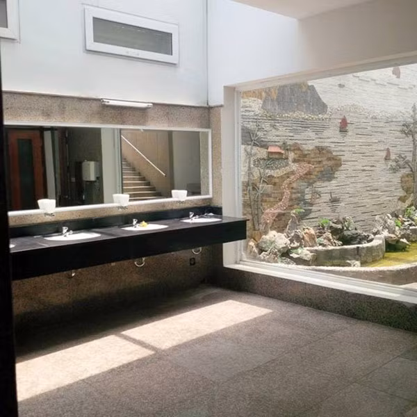 Từ khi đưa vào sử dụng, nhà vệ sinh công cộng tiền tỷ mới một lần phải sửa chữa vì bị ngập nước.