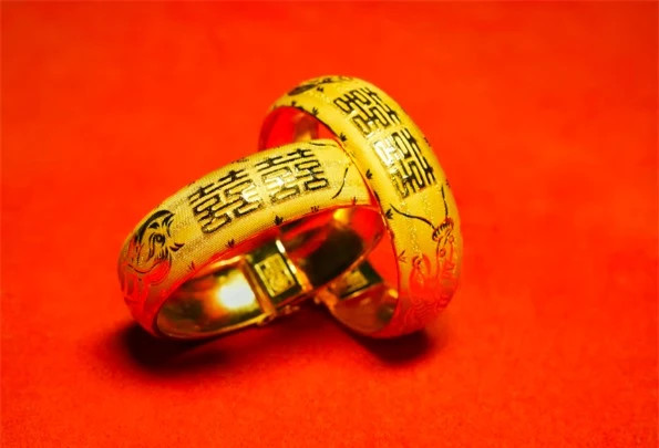 Ghi nhận từ biên niên sử huyện Hương Sơn (Trung Quốc) cho biết: “Trầu cau là lễ vật cưới quan trọng nhất ở Hương Sơn. [Gia đình] chú rể giàu có sẽ tặng cô dâu những món quà có giá trị như vàng, bạc và quần áo làm lễ vật đính hôn;