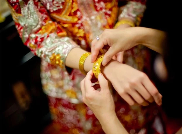 Theo Tiến sĩ Michael Kam từ Khoa Nghệ thuật tại Đại học Baptist Hong Kong, việc tặng vàng làm quà cưới ở Trung Quốc có ghi chép đầu tiên từ thời nhà Minh, giai đoạn 1368 - 1644. Ảnh: SCMB