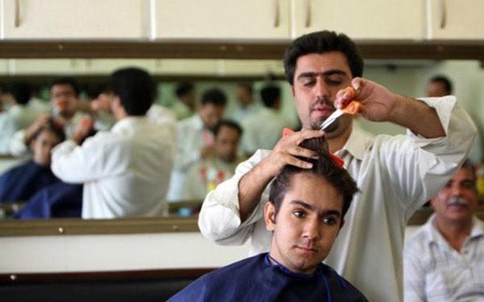 Chính quyền Iran đã cấm công dân nước mình cắt các kiểu tóc châu Âu, đặc biệt là kiểu tóc đuôi ngựa... Iran thậm chí đã cho xuất bản một catalog với hình ảnh minh hoạ những kiểu tóc mà người dân được cắt. Hình xăm và cạo râu cũng được coi là bất hợp pháp vì râu là một đặc điểm thiêng liêng đối với người Hồi Giáo.