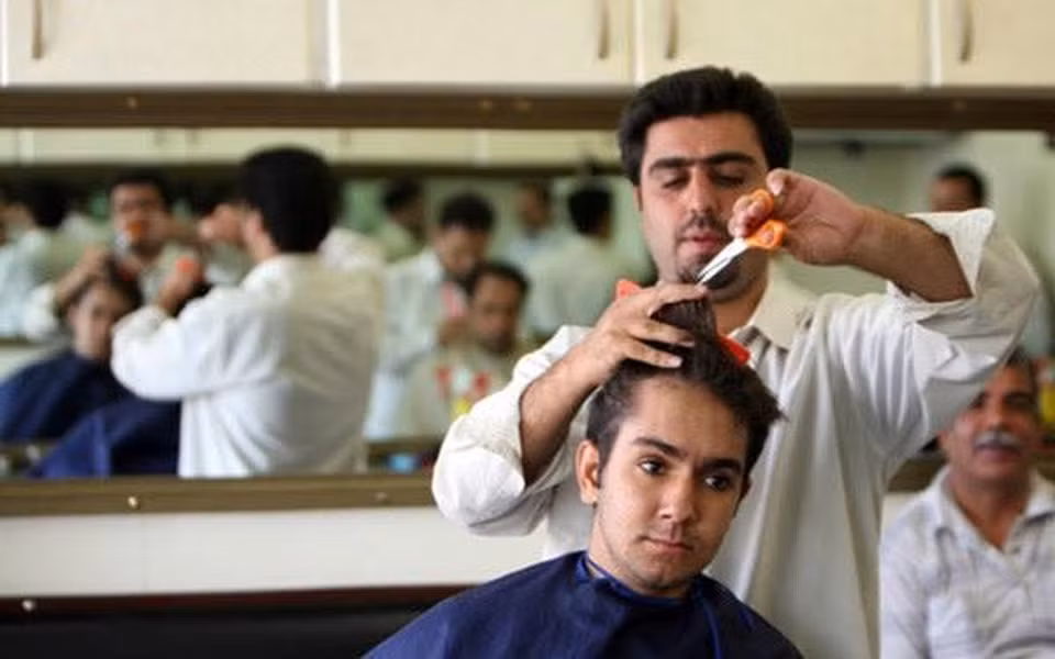 Chính quyền Iran đã cấm công dân nước mình cắt các kiểu tóc châu Âu, đặc biệt là kiểu tóc đuôi ngựa... Iran thậm chí đã cho xuất bản một catalog với hình ảnh minh hoạ những kiểu tóc mà người dân được cắt. Hình xăm và cạo râu cũng được coi là bất hợp pháp vì râu là một đặc điểm thiêng liêng đối với người Hồi Giáo.