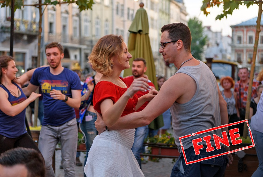 Ở Thụy Điển, nếu muốn nhảy ngoài đường phố, bạn cần phải nộp đơn xin phép và được phê duyệt. Ngay cả việc nhịp chân theo một bản nhạc cũng là bất hợp pháp.