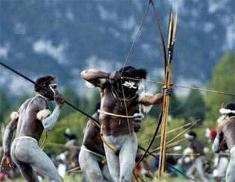 Sinh sống ở Zaire (Congo), tộc người này chưa bao giờ có hệ thống chữ viết, cũng không học tập tộc người khác phát minh ra chữ viết, không có nhu cầu giao lưu với thế giới bên ngoài. Mọi kỹ năng sống đều được truyền khẩu từ đời này sang đời khác.