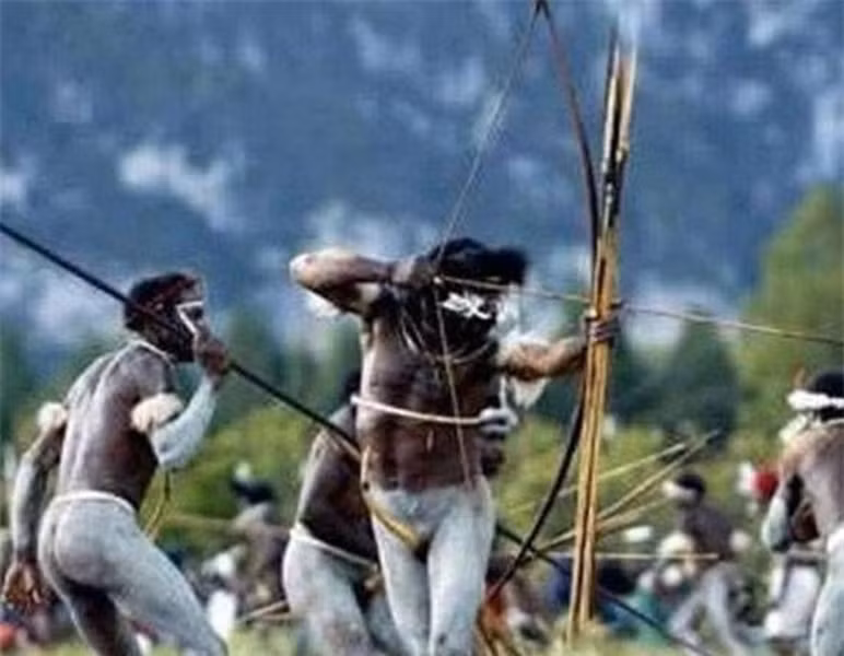 Sinh sống ở Zaire (Congo), tộc người này chưa bao giờ có hệ thống chữ viết, cũng không học tập tộc người khác phát minh ra chữ viết, không có nhu cầu giao lưu với thế giới bên ngoài. Mọi kỹ năng sống đều được truyền khẩu từ đời này sang đời khác.