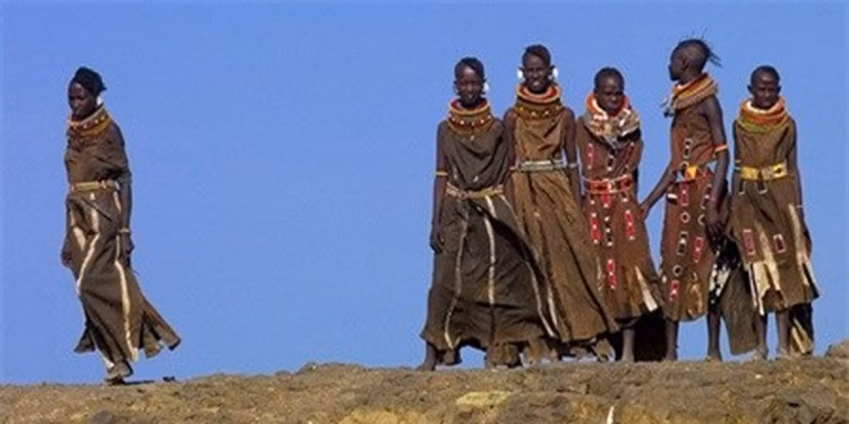 Bộ tộc Turkanna có khoảng 250 nghìn người sống ở khu vực Bắc Kenya nơi giáp với phía Nam Sudan và phía Đông Ethiopia. Ở đây, người dân thường phơi khô phân động vật để làm nguyên liệu đun nấu. Phân chó cũng được người dân chế biến thủ công để tạo thành thuốc uống. Đặc biệt, bộ tộc này chỉ dùng nước để ăn uống chứ không dùng để tắm gội. Ngoài ra, người dân ở đây không có thói quen đánh răng mà chỉ dùng cành cây để cọ răng hàng ngày.